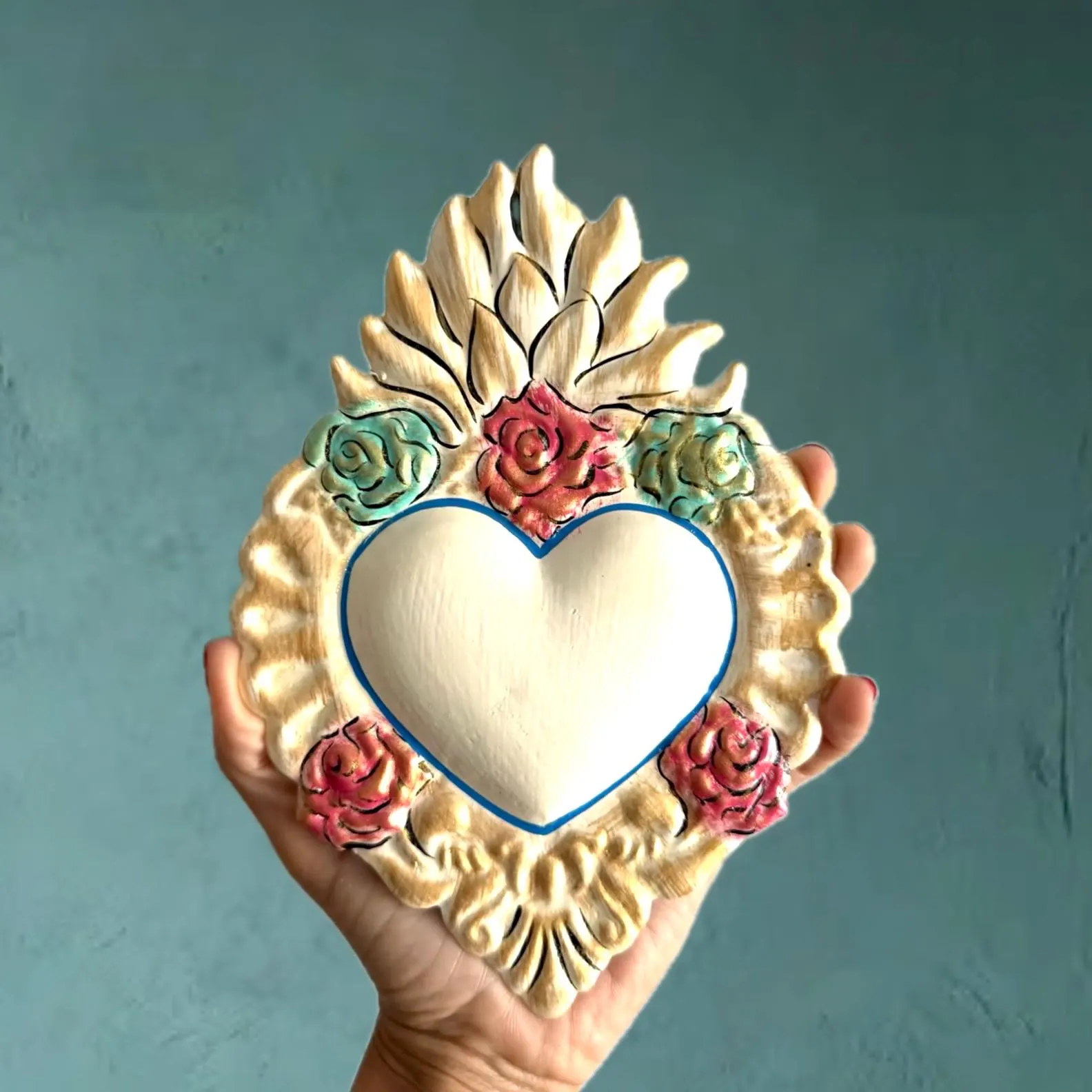 Hand-Cut Tin Heart, One Of A Kind, Decorado White Flores 6"x 8"